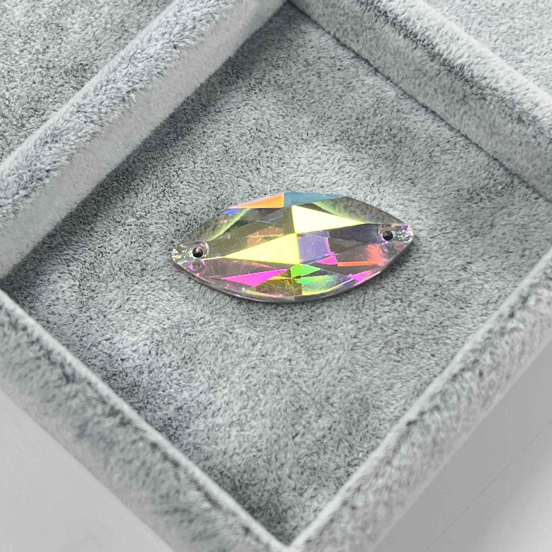 Mekik Şekilli 32x15mm Dikilebilir Crystal AB Cam Taş - Janjan Dikme Taş