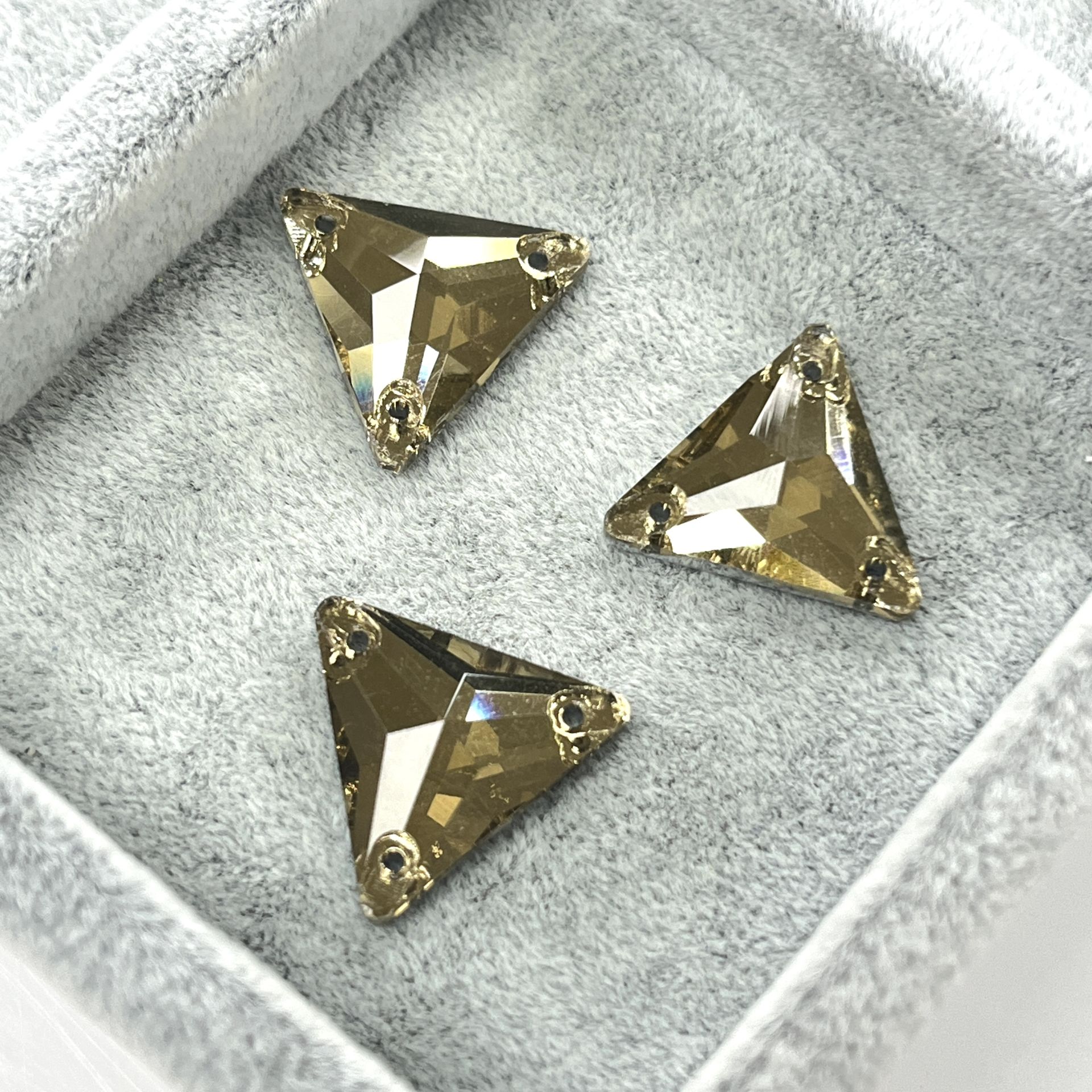 Üçgen Şekilli 16mm Dikilebilir Light Colorado Topaz Cam Taş - Açık Kahverengi Dikme Taş