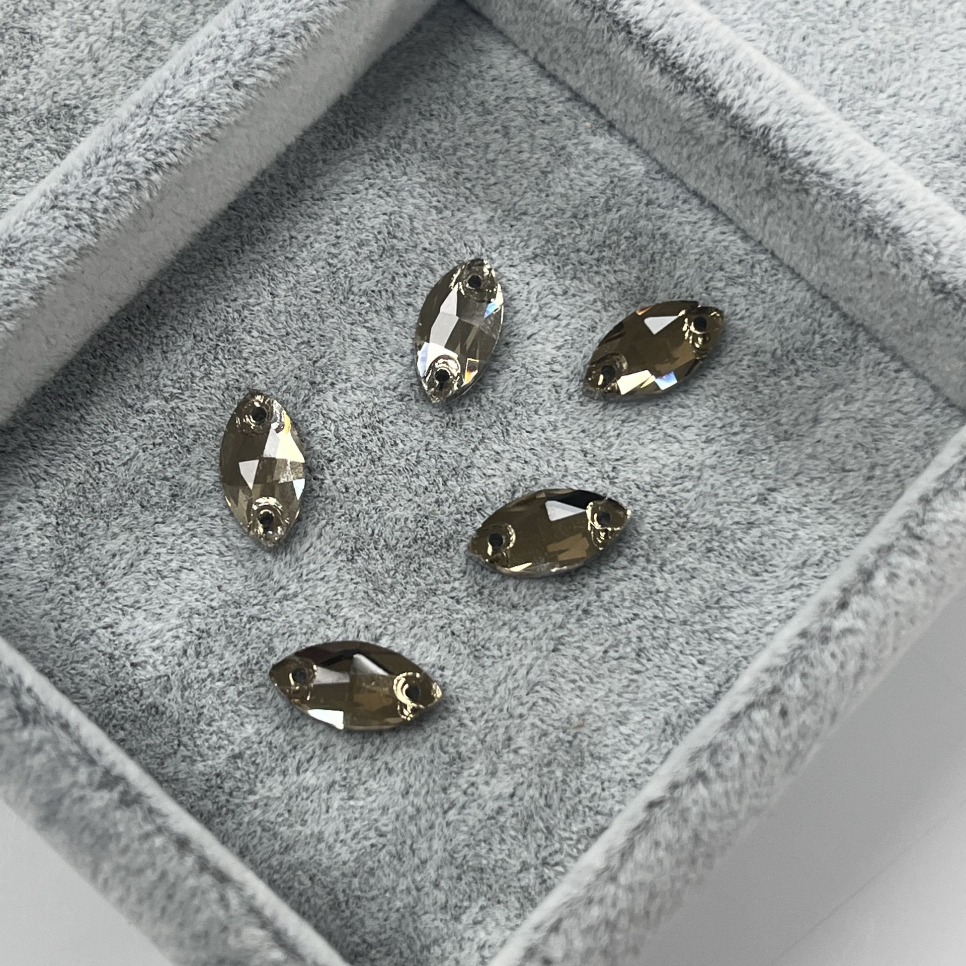 Mekik Şekilli 12x6mm Dikilebilir Champagne Cam Taş - Şampanya Dikme Taş