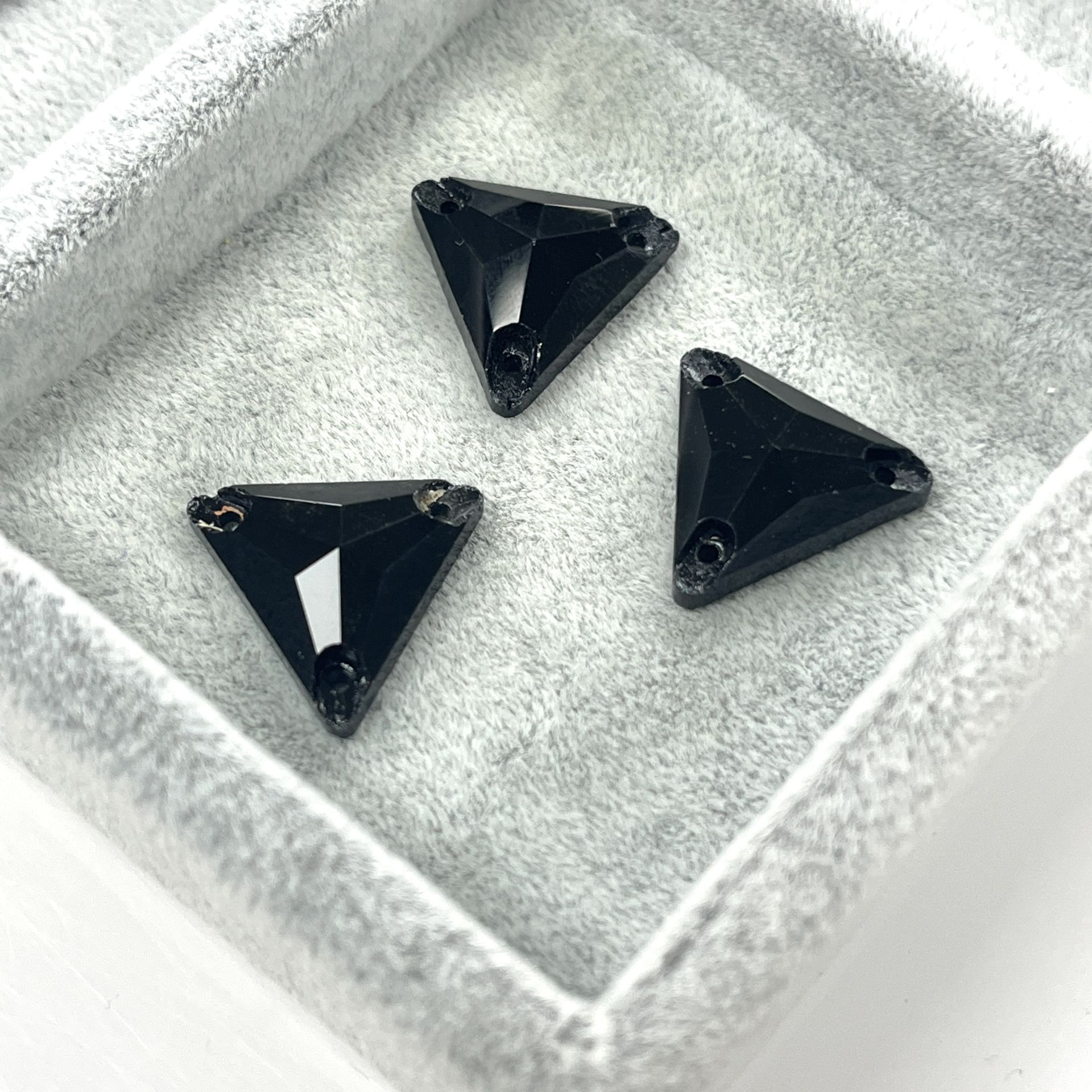 Üçgen Şekilli 16mm Dikilebilir Jet Black Cam Taş - Siyah Dikme Taş