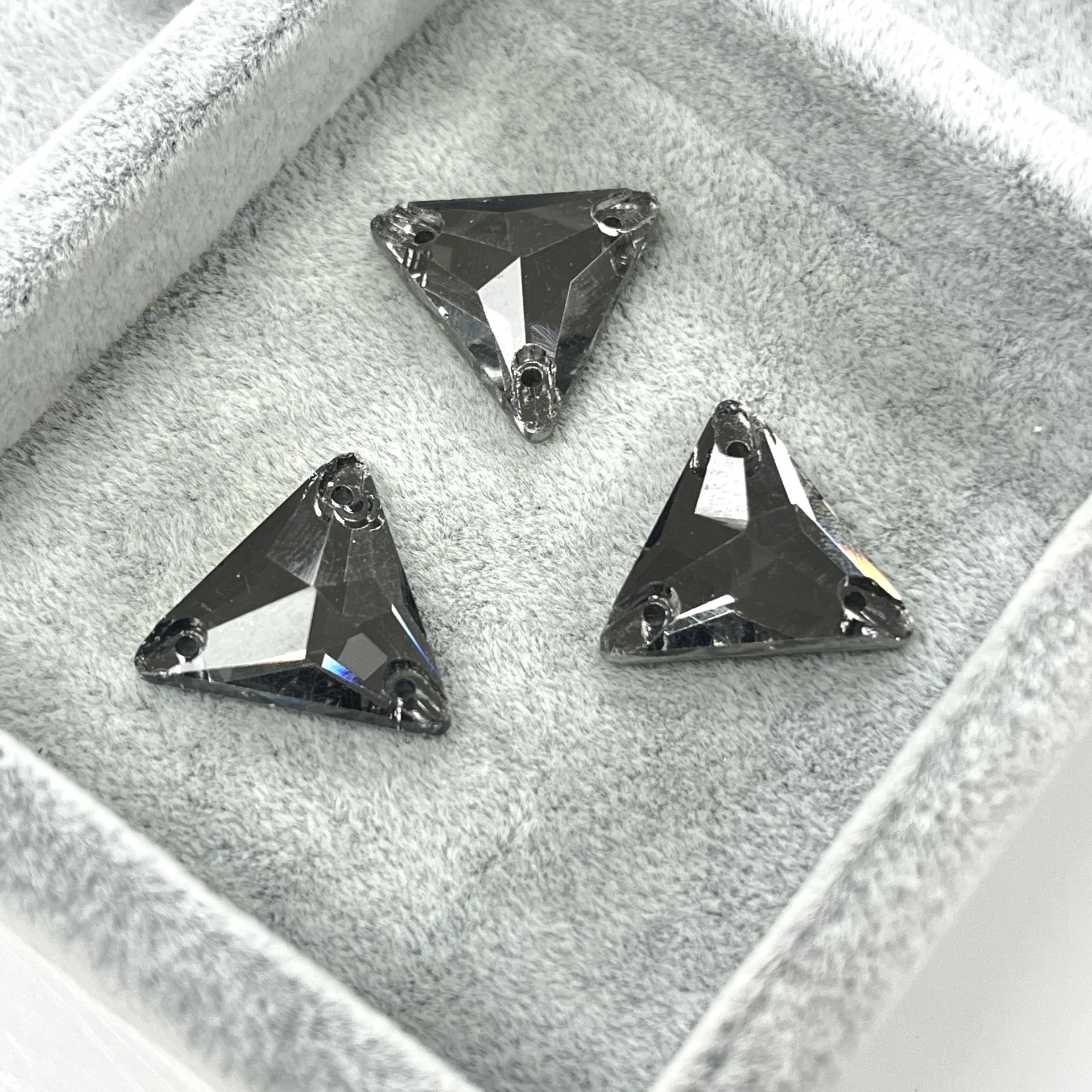 Üçgen Şekilli 16mm Dikilebilir Crystal Silver Night Cam Taş - Füme Dikme Taş
