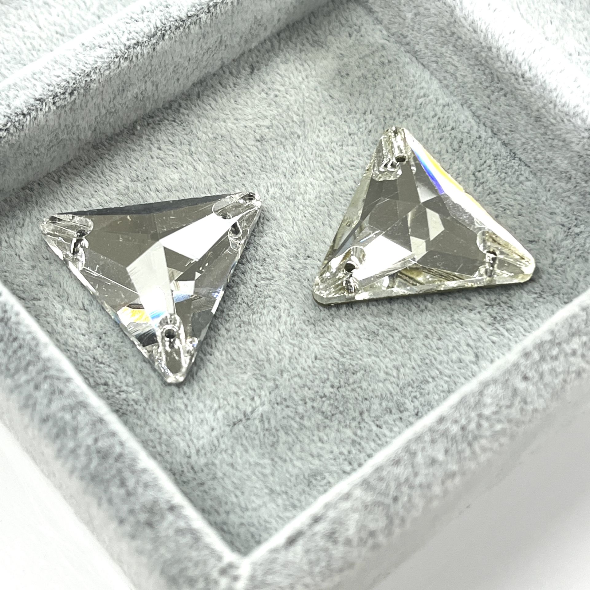 Üçgen Şekilli 22mm Dikilebilir Crystal Cam Taş - Beyaz Dikme Taş