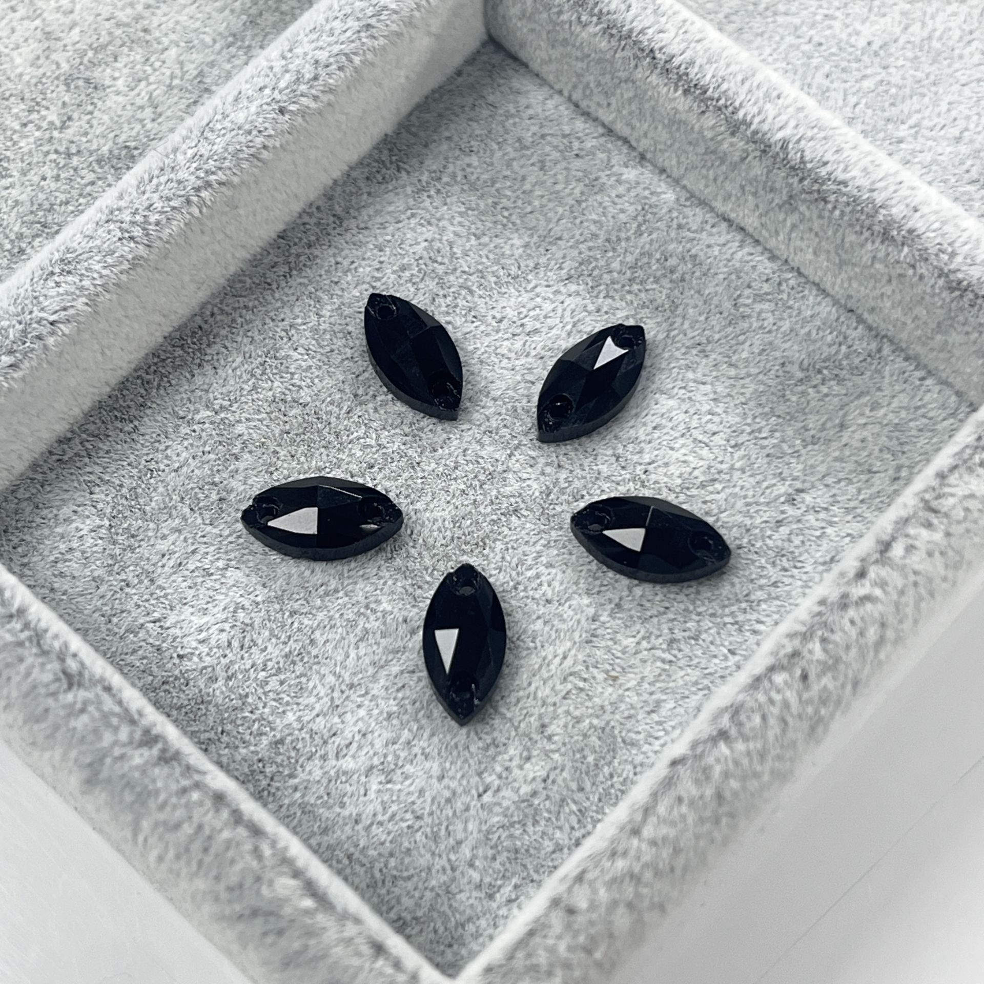 SHUTTLE 12x6MM PILLOW JET BLACK