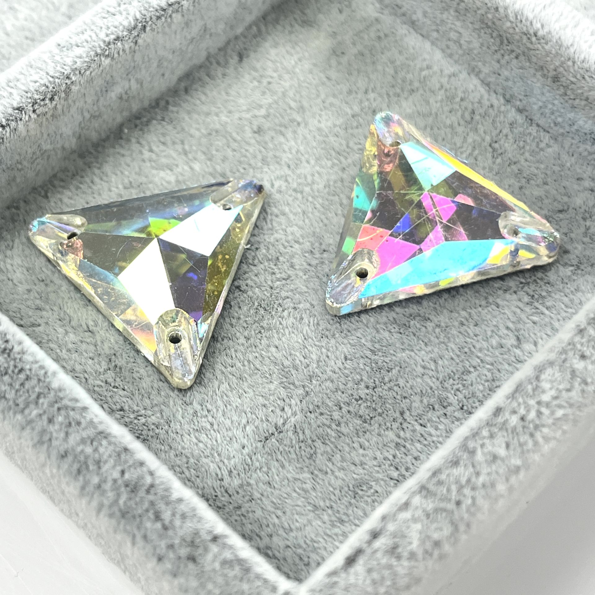 Üçgen Şekilli 22mm Dikilebilir Crystal AB Cam Taş - Janjan Dikme Taş