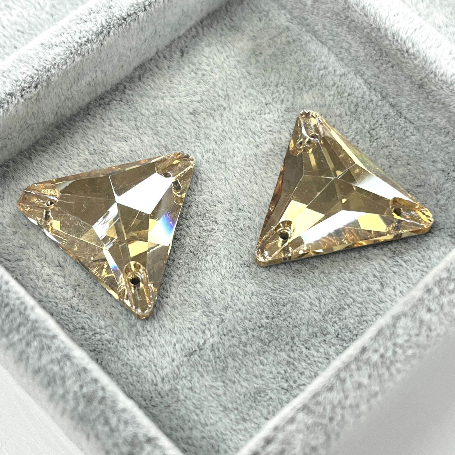 Üçgen Şekilli 22mm Dikilebilir Crystal Golden Shadow Cam Taş - Altın Dikme Taş