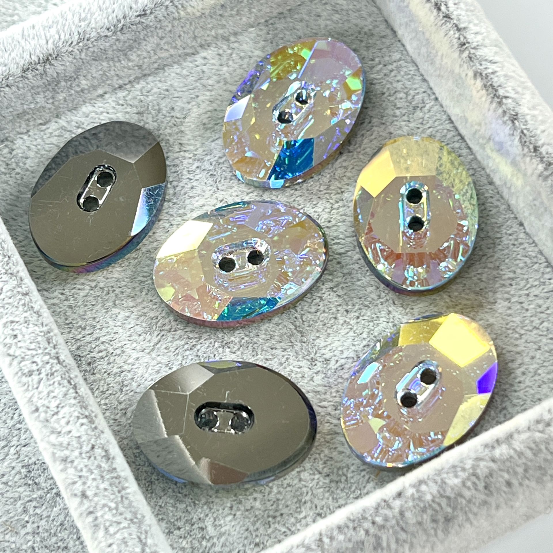 Swarovski 3026 Düğme 17x12mm Crystal Aurore Boreale (001AB) - Oval Janjan Efektli Ortadan Dikilebilir Düğme