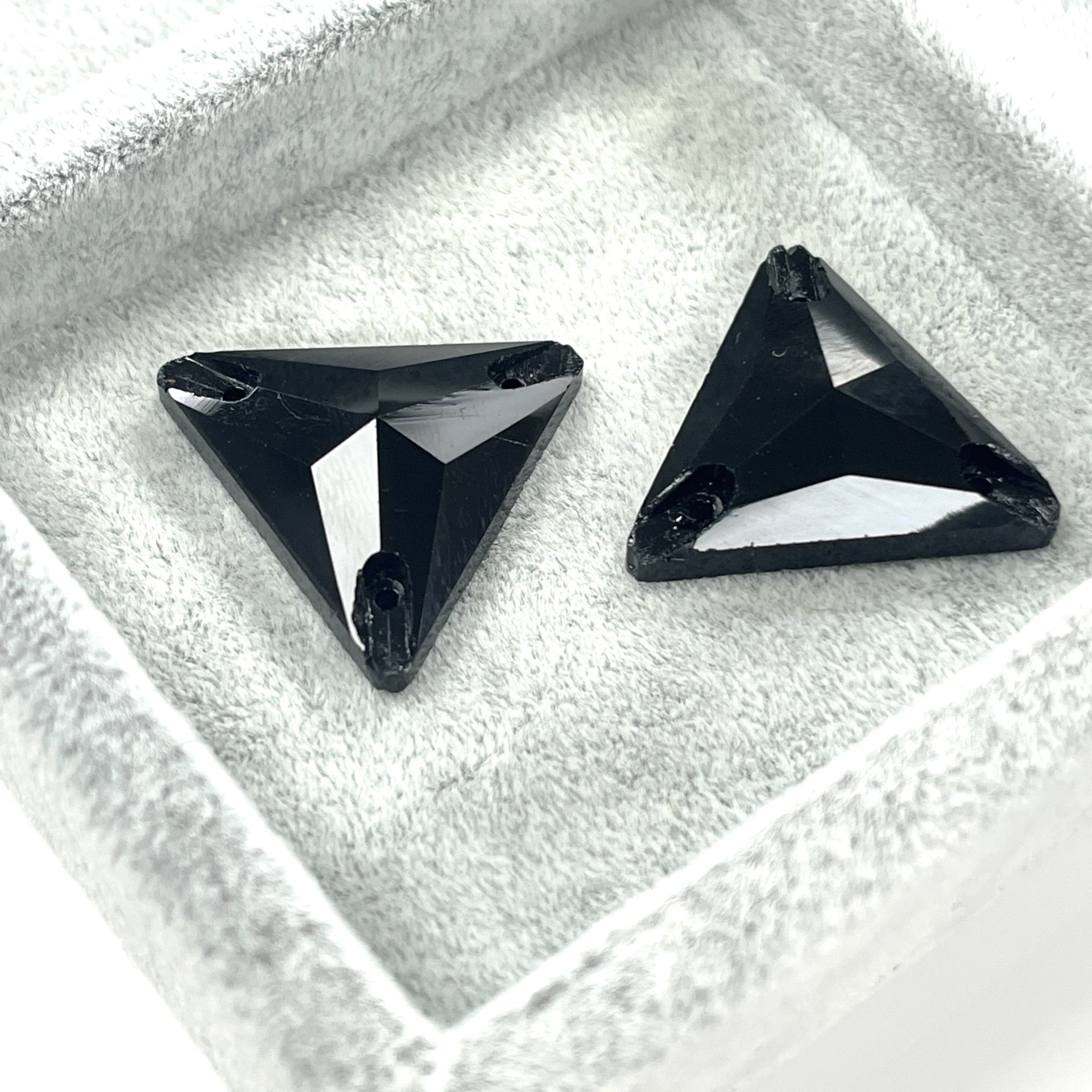 Üçgen Şekilli 22mm Dikilebilir Jet Black Cam Taş - Siyah Dikme Taş