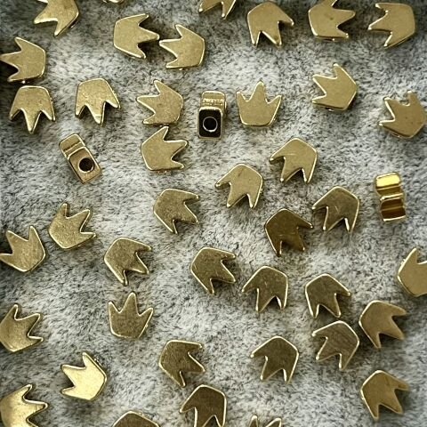 Taç Şekilli Pirinç Metal Boncuk 5,5mm x 5,5mm - Ham