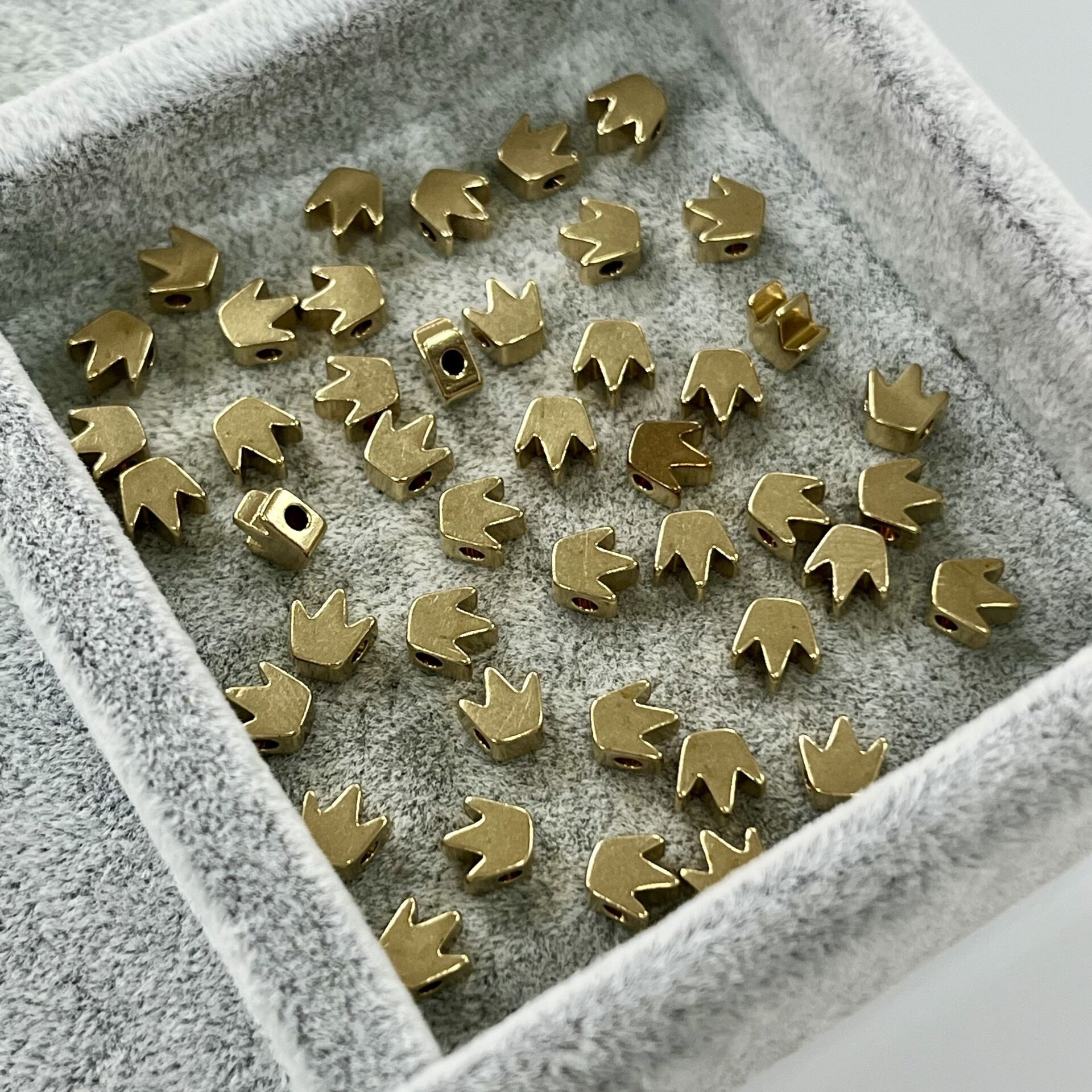 Taç Şekilli Pirinç Metal Boncuk 5,5mm x 5,5mm - Ham