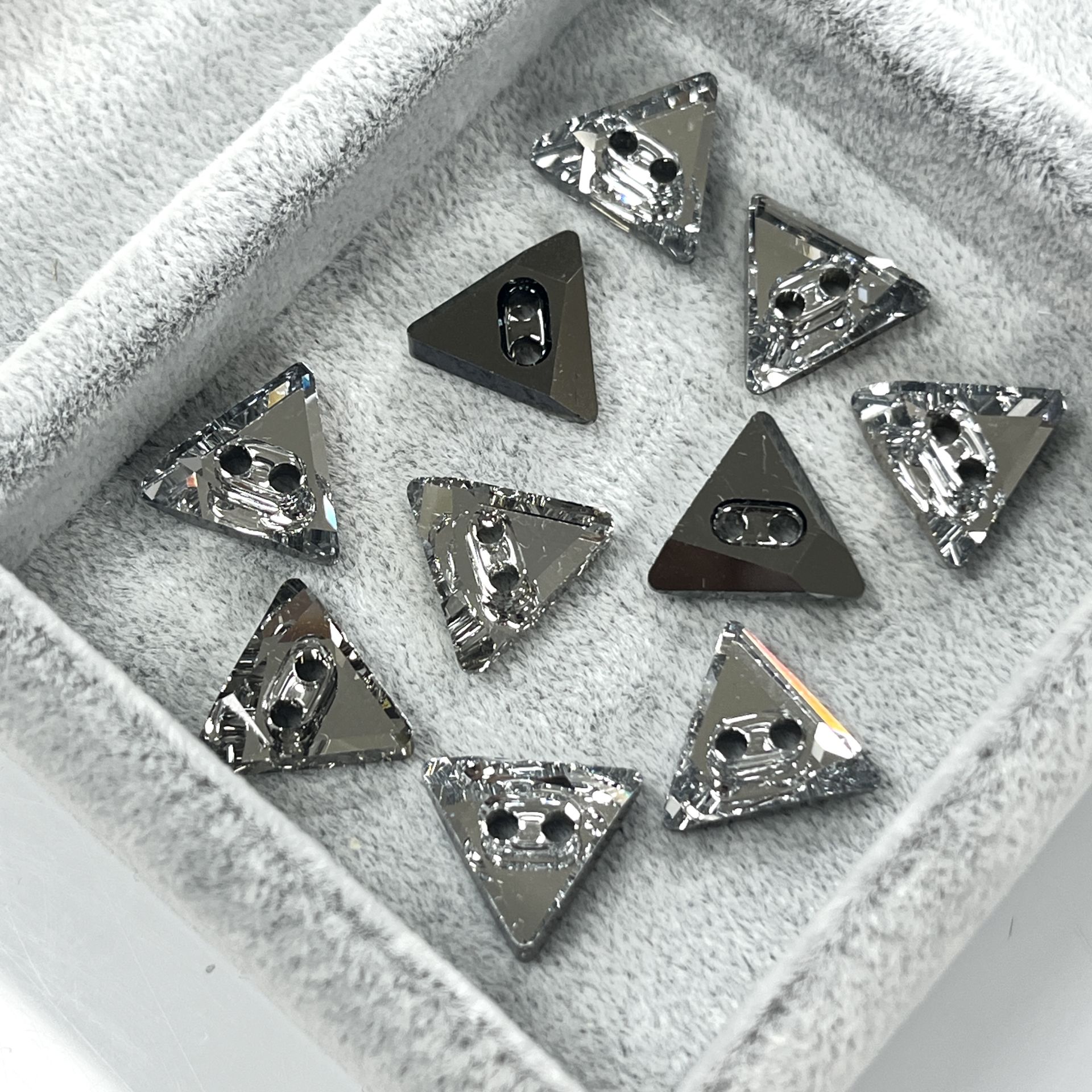 3028 12mm Crystal (001) M Foiled -  Üçgen Gümüş Beyaz Renkli Dikilebilir Düğme