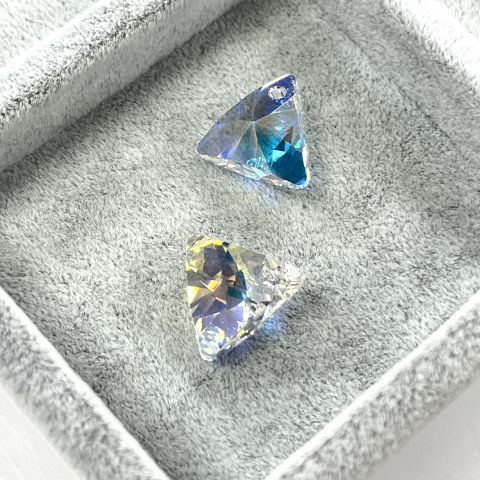 Swarovski 6628 Pendant 16mm Crystal Aurore Boreale (001AB) - Üçgen Şekilli Tek Delikli Janjan Renkli Kolye Ucu