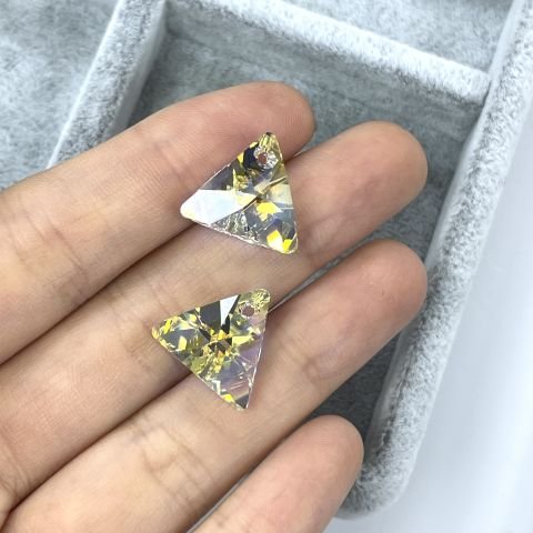 Swarovski 6628 Pendant 16mm Crystal Aurore Boreale (001AB) - Üçgen Şekilli Tek Delikli Janjan Renkli Kolye Ucu