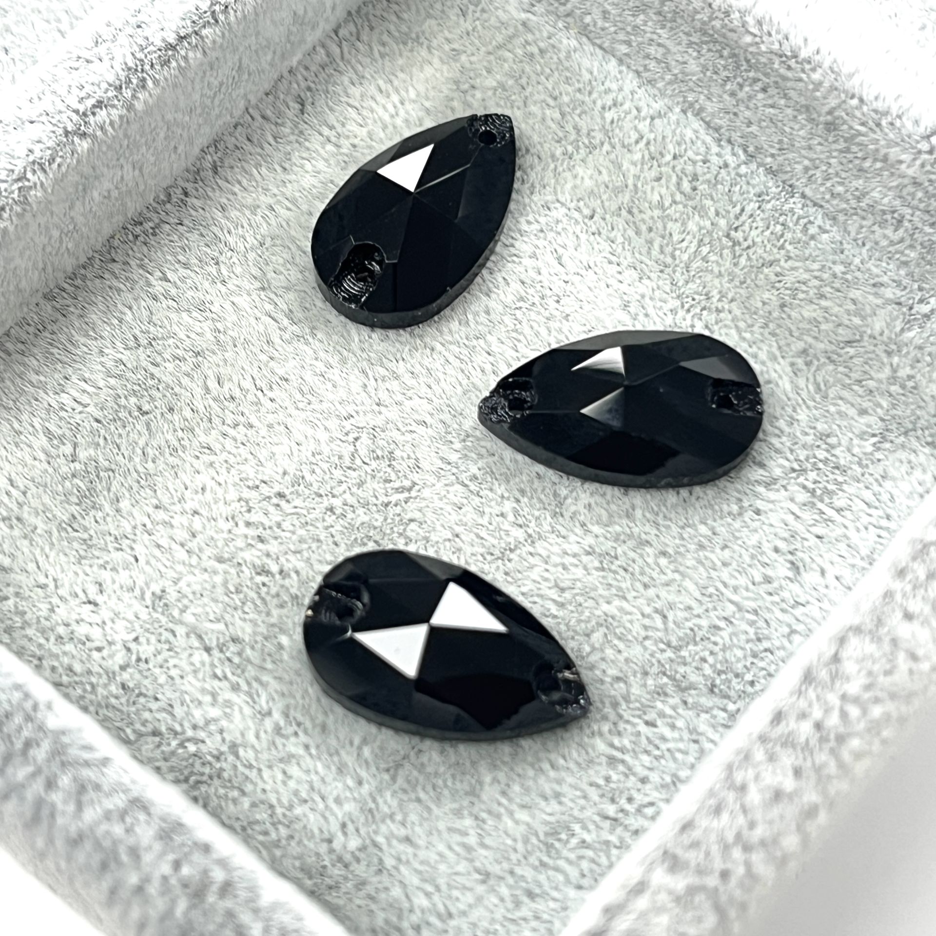 Damla Şekilli 18x10,5mm Dikilebilir Jet Cam Taş - Siyah Dikme Taş