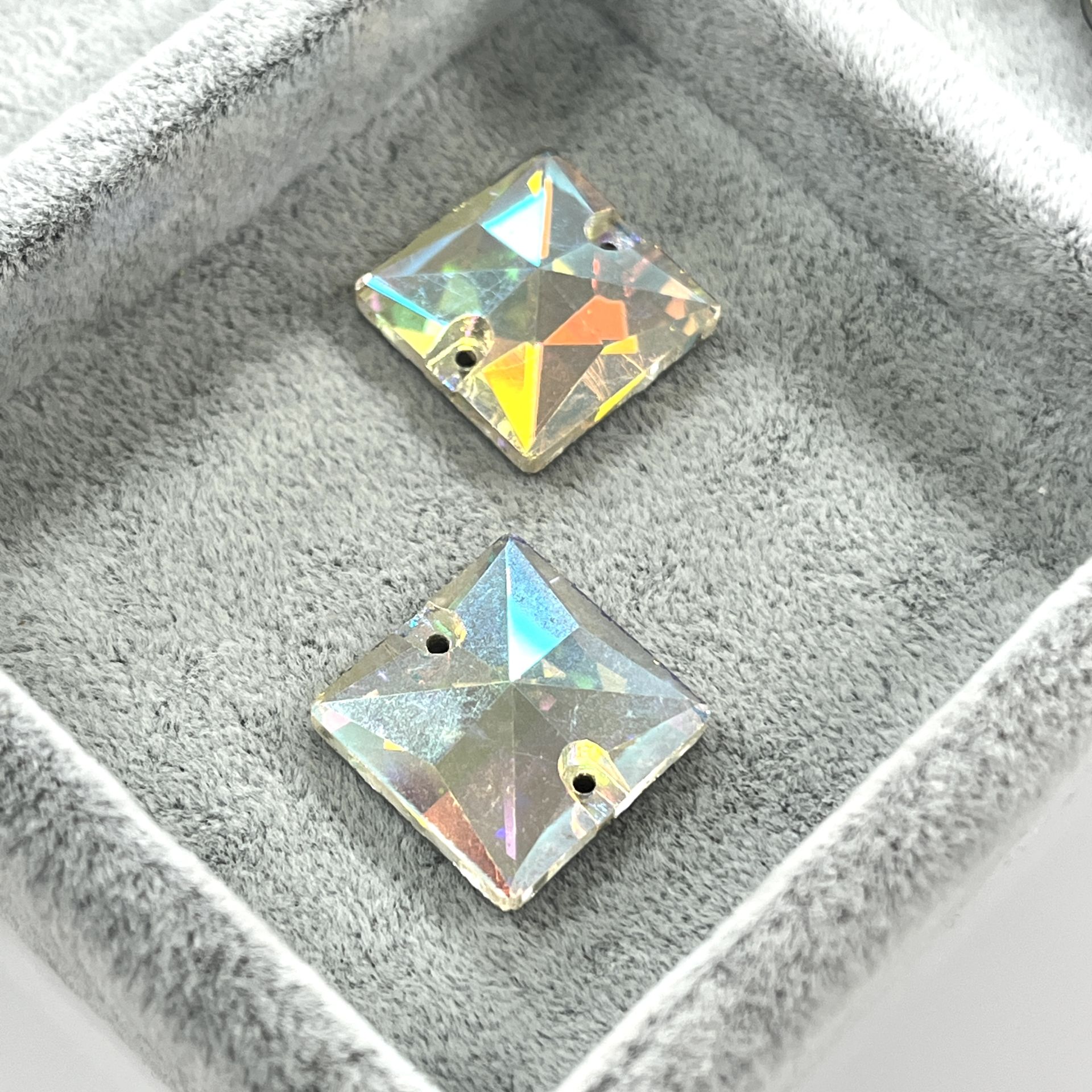 Kare Şekilli 16mm Dikilebilir Crystal AB Cam Taş - Janjan Dikme Taş