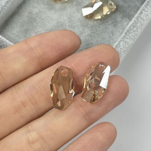 Swarovski 6673 Meteor 18mm Crystal Golden Shadow (001GSHA) - Sarkıt Şekilli Tek Delikli Altın Renkli Kolye Ucu