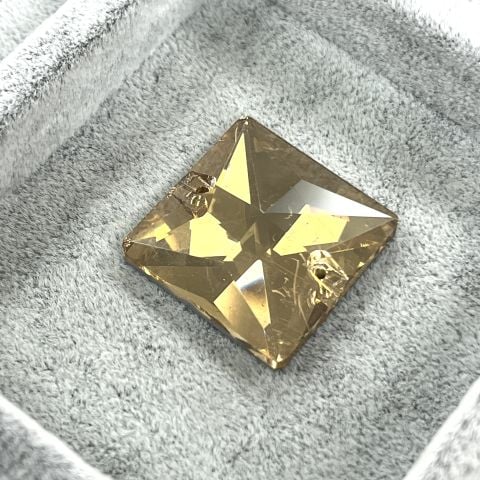 Kare Şekilli 22mm Dikilebilir Crystal Golden Shadow Cam Taş - Altın Dikme Taş