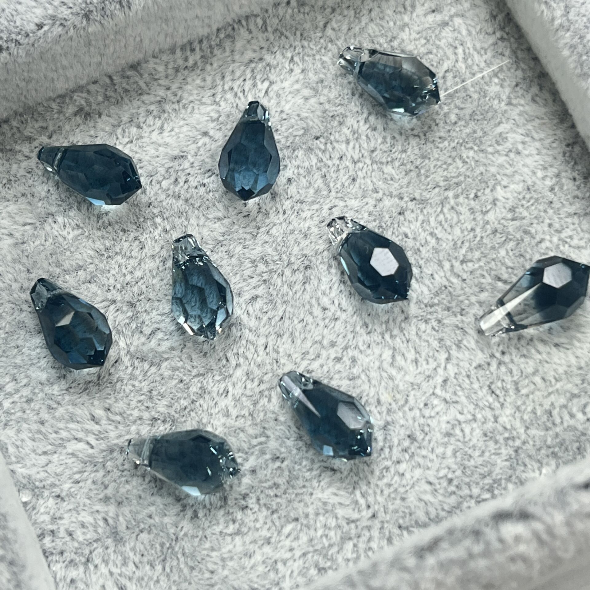 Swarovski 6000 Sivri Damla 11x5,5mm Crystal Montana Blend (725) - Beyaz ve Koyu Mavi Renkli Kolye Ucu