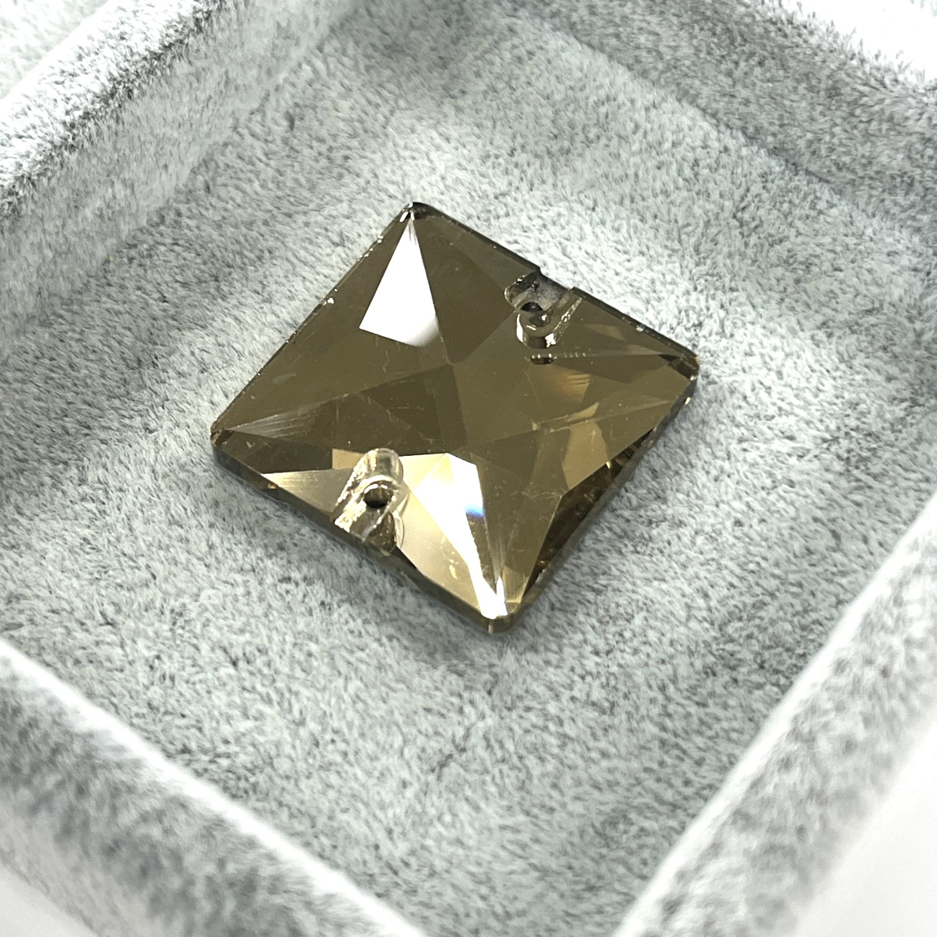 Kare Şekilli 22mm Dikilebilir Light Colorado Topaz Cam Taş - Açık Kahverengi Dikme Taş