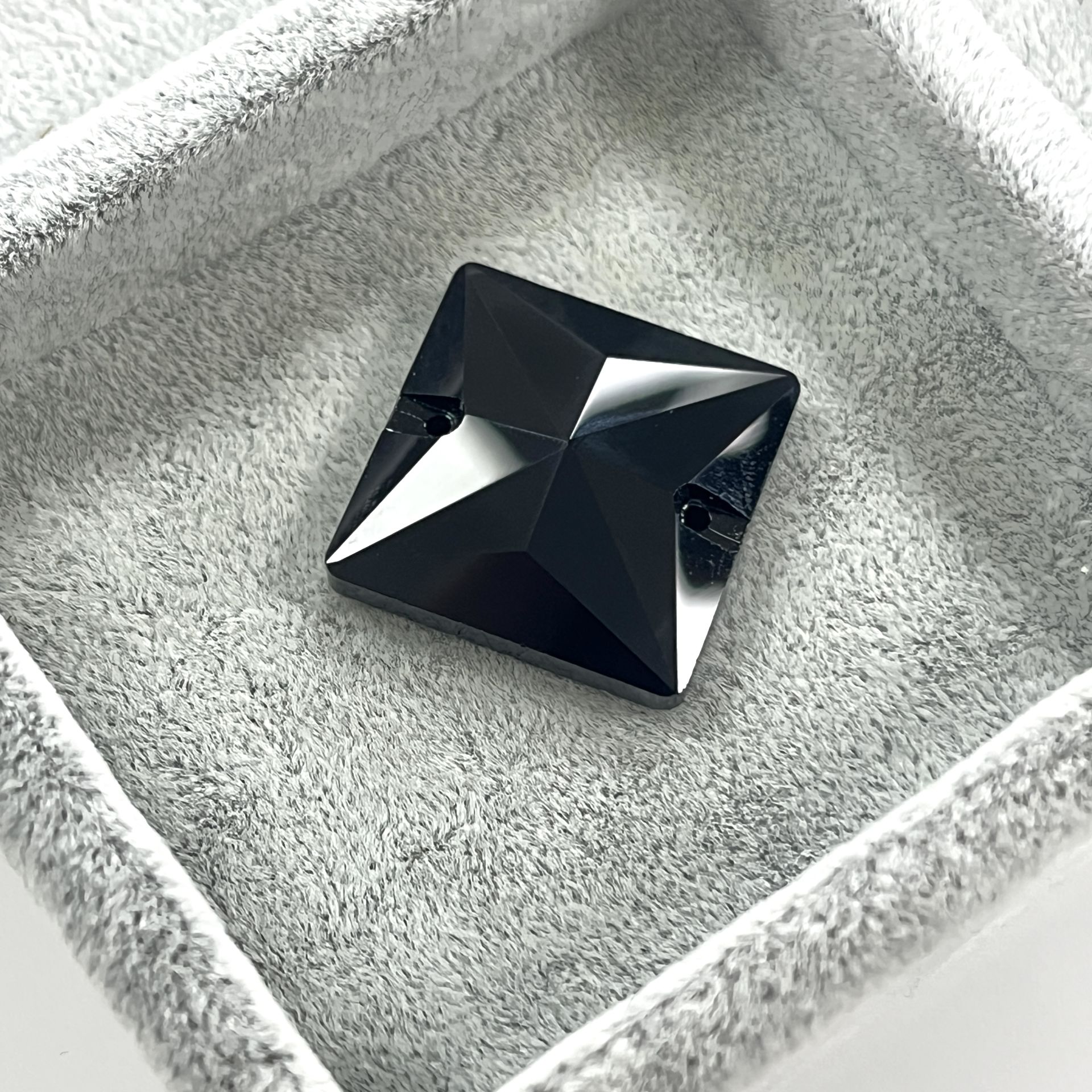 Kare Şekilli 22mm Dikilebilir Jet Black Cam Taş - Siyah Dikme Taş